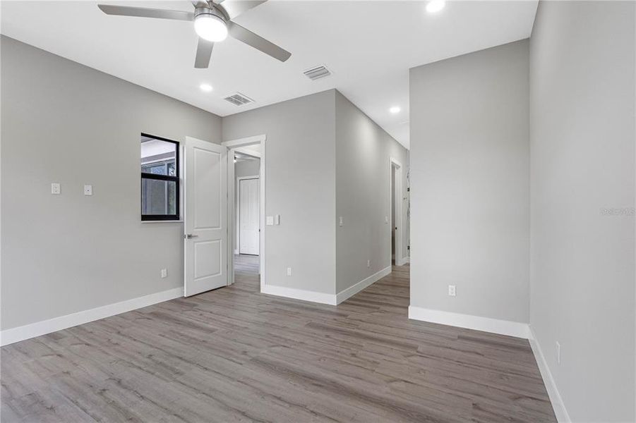 Spacious, unfurnished interior of a new home in , Tampa (Image 45).
