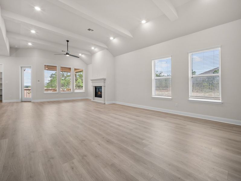 Spacious, unfurnished interior of a new home in Cibolo Crossing, Universal City (Image 9).