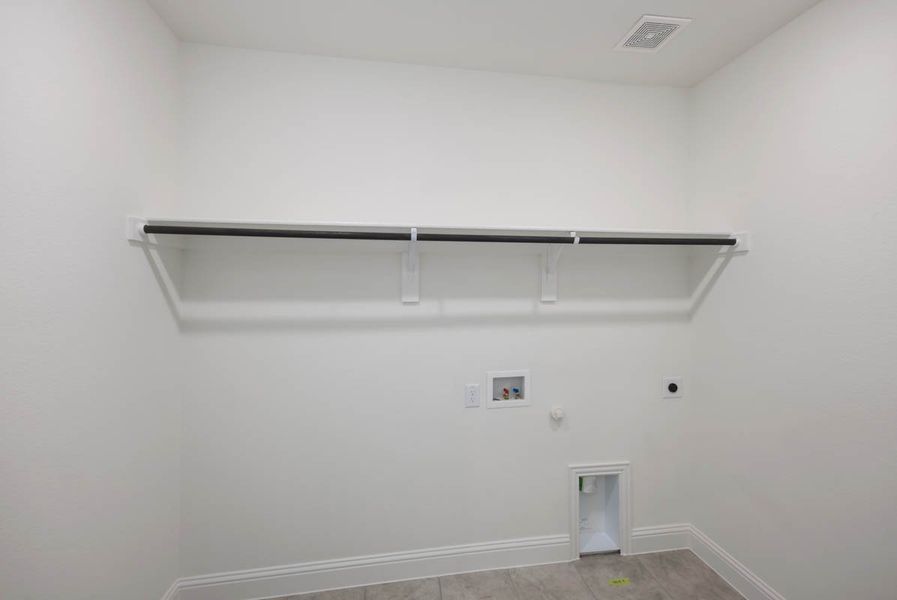 Spacious, unfurnished interior of a new home in Las Lomas, Forney (Image 23).