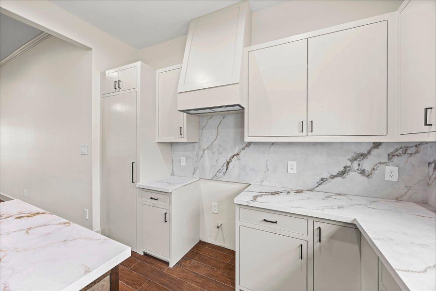 Furnished interior view inside a new home in , Baytown (Image 12).