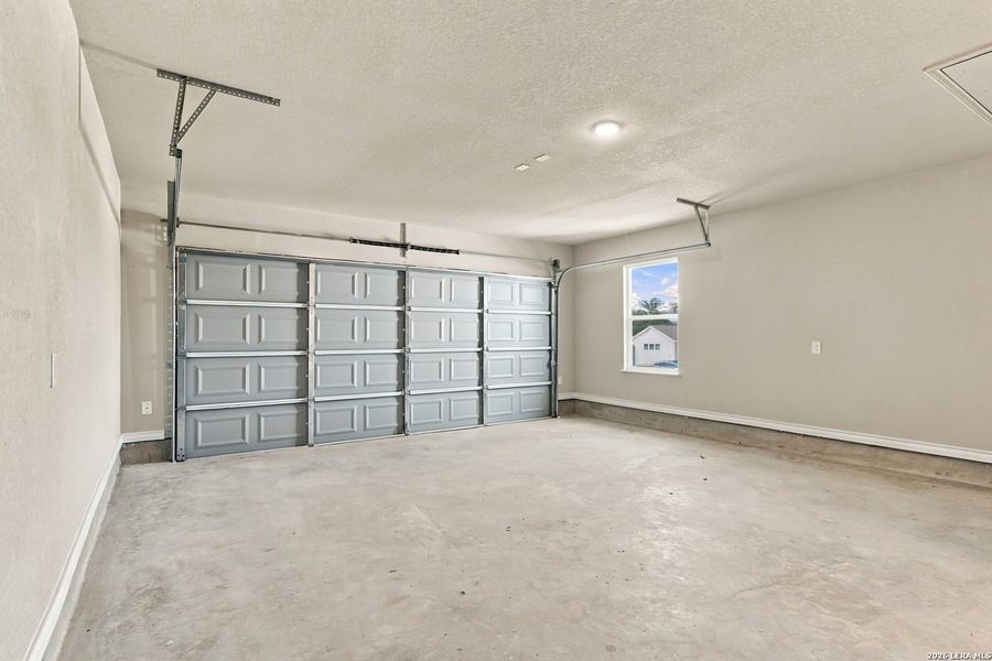 Spacious, unfurnished interior of a new home in , Poteet (Image 20).