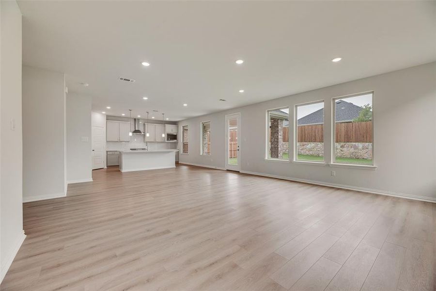 Spacious, unfurnished interior of a new home in Villages of Hurricane Creek, Anna (Image 25).