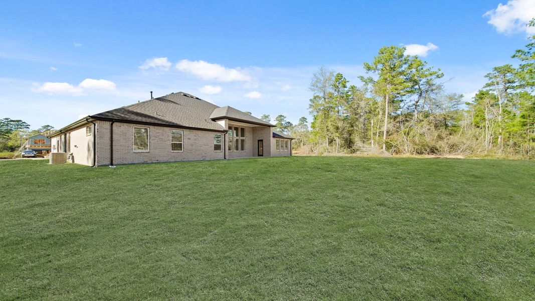Exterior details and patio area of a home in Butlers Bend Estates, Pinehurst (Image 20).