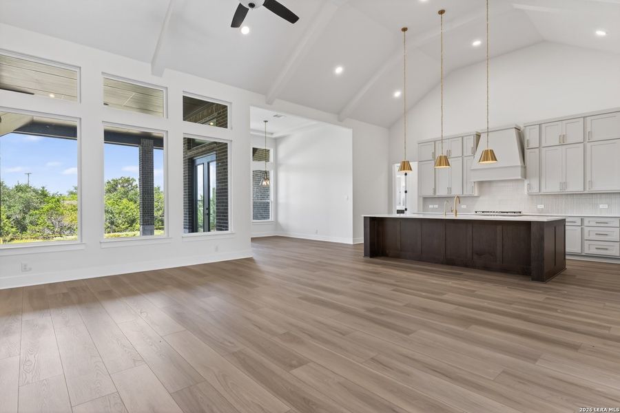 Spacious, unfurnished interior of a new home in Waldsanger, New Braunfels (Image 32).