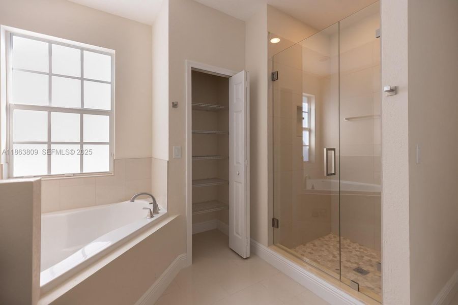 Furnished interior view inside a new home in , Tamarac (Image 39).