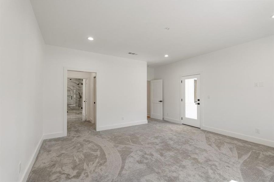 Spacious, unfurnished interior of a new home in , Mabank (Image 16).