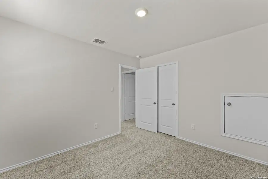 Spacious, unfurnished interior of a new home in Laurel Vistas, San Antonio (Image 22).