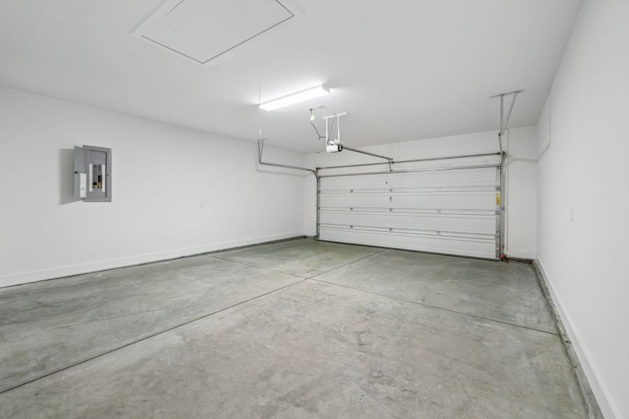 Spacious, unfurnished interior of a new home in Del Webb Barton Village, Lebanon (Image 57).