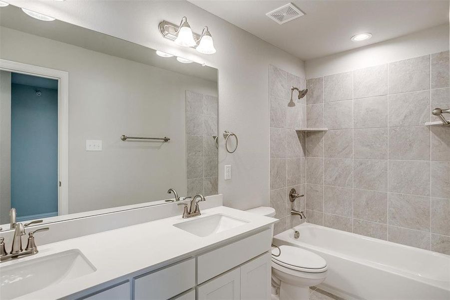 Bathroom with double vanity and washtub / shower combination
