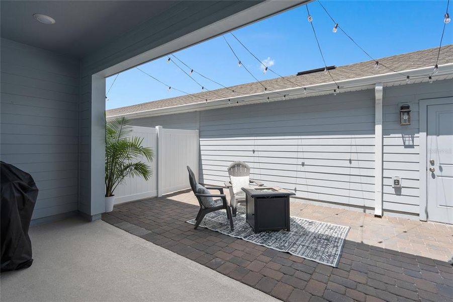 Exterior details and patio area of a home in Aulin Square, Oviedo (Image 4).