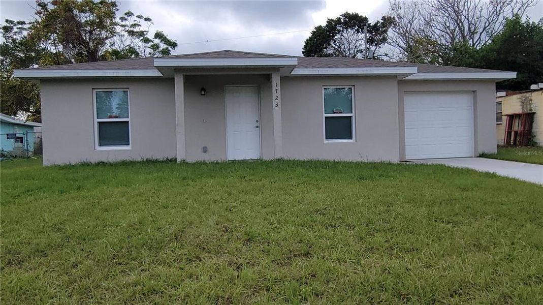 Exterior details and patio area of a home in , Daytona Beach (Image 13).