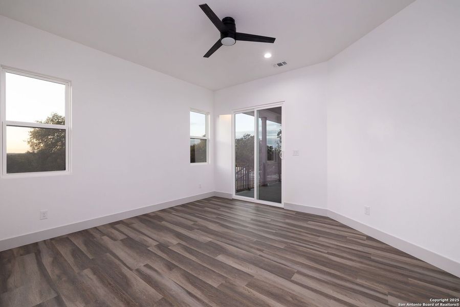 Spacious, unfurnished interior of a new home in , Fischer (Image 14).