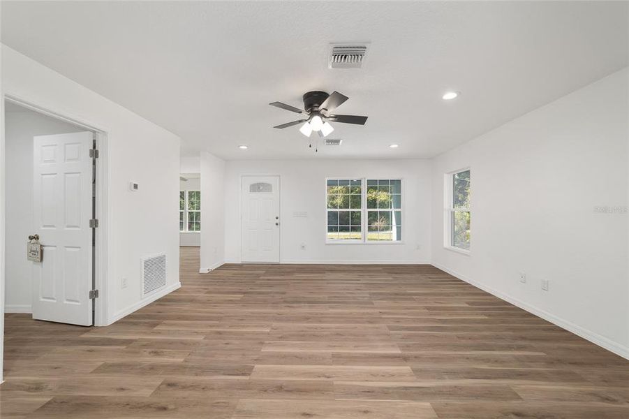 Spacious, unfurnished interior of a new home in , Belleview (Image 27).