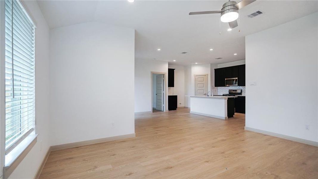 Spacious, unfurnished interior of a new home in Tamarron, Katy (Image 11).