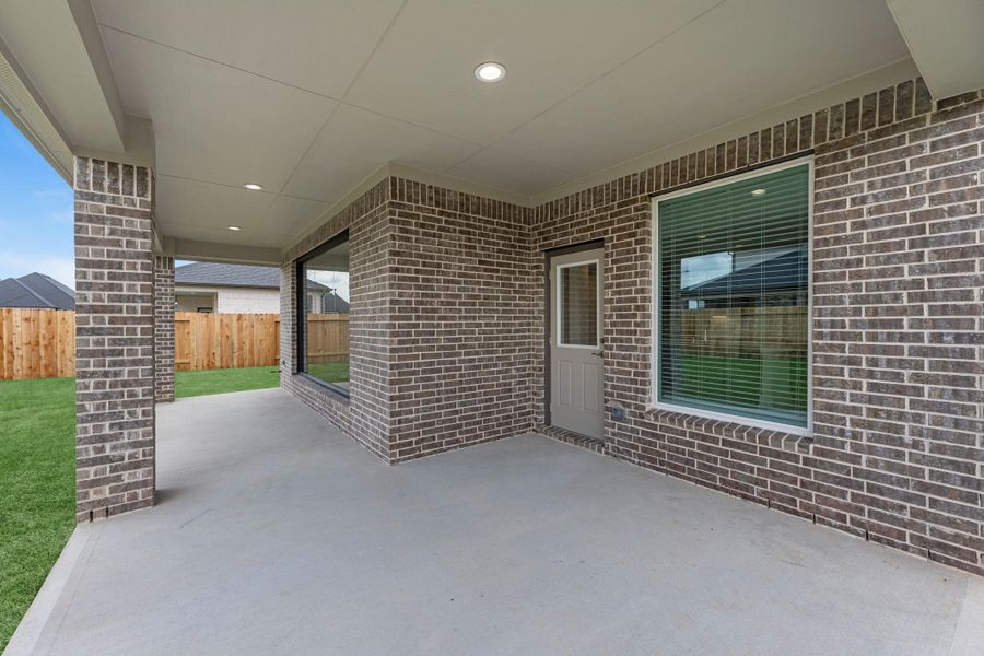 Exterior details and patio area of a home in Morton Creek Ranch, Katy (Image 3).