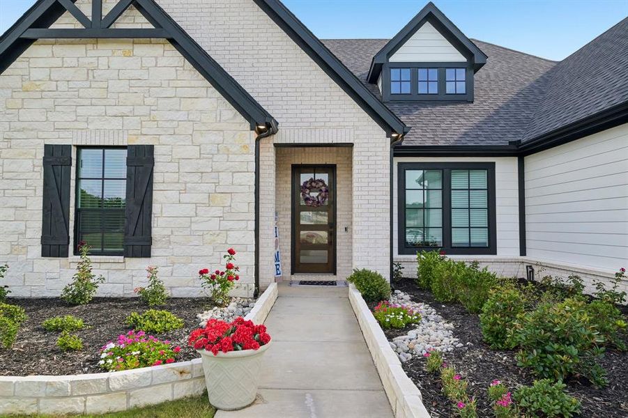 Exterior details and patio area of a home in King Crossing Estates, Van Alstyne (Image 4). Exterior details and patio area of a home in King Crossing Estates, Van Alstyne (Image 4).