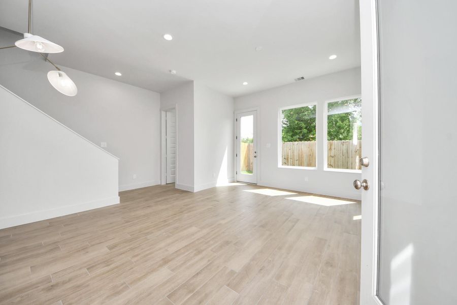 Spacious, unfurnished interior of a new home in Alicante, Houston (Image 32).