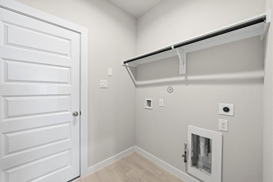 Spacious, unfurnished interior of a new home in Barton Creek Ranch, Conroe (Image 11).