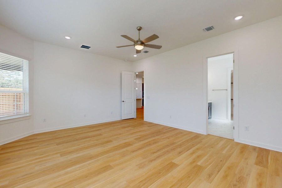 Spacious, unfurnished interior of a new home in Edgewood, Leander (Image 15).