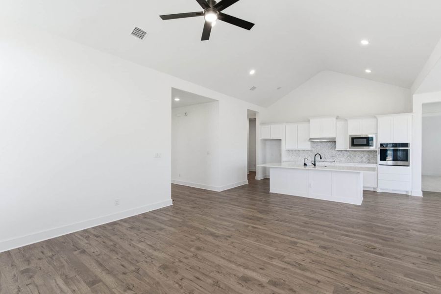 Spacious, unfurnished interior of a new home in Sienna Lakes, San Antonio (Image 31). Spacious, unfurnished interior of a new home in Sienna Lakes, San Antonio (Image 31).