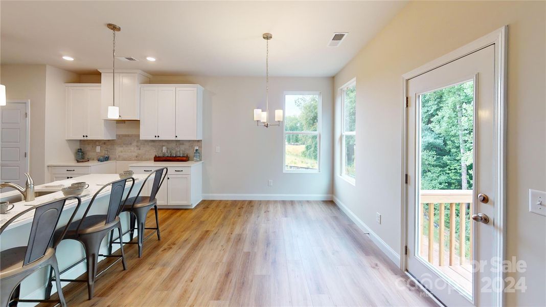 Kitchen & Breakfast Area