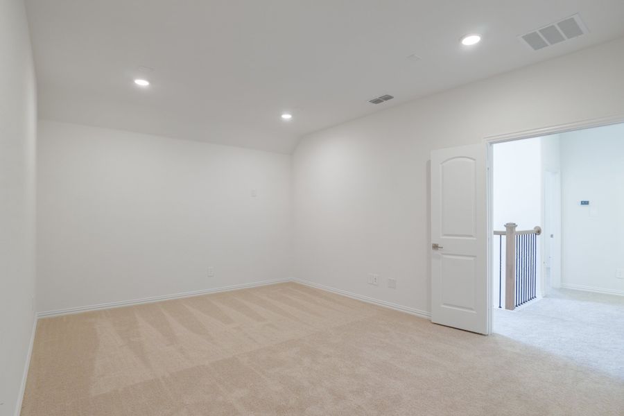 Spacious, unfurnished interior of a new home in Saratoga, Aubrey (Image 25).
