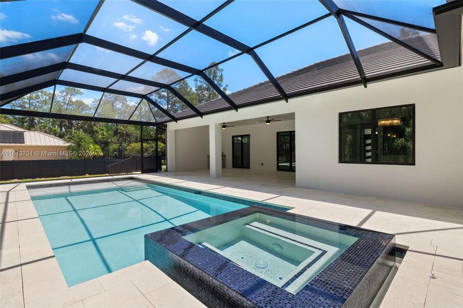 Exterior details and patio area of a home in , Naples (Image 14).