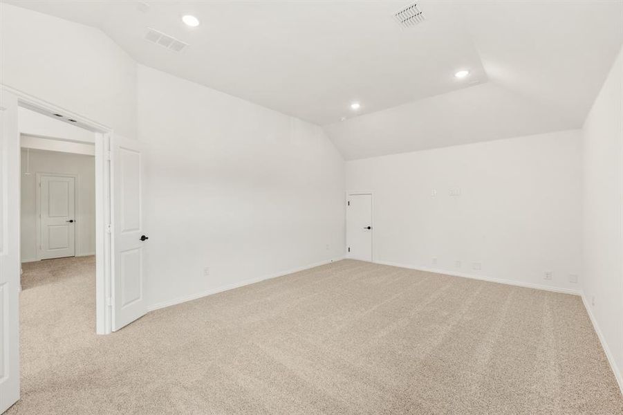 Spacious, unfurnished interior of a new home in Glenwood Meadows, Argyle (Image 23).