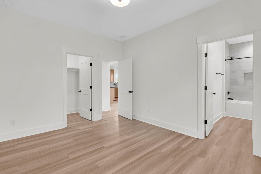 Spacious, unfurnished interior of a new home in , Charleston (Image 20).