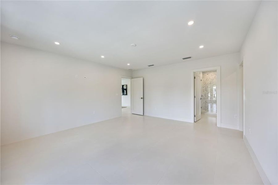 Spacious, unfurnished interior of a new home in , Sarasota (Image 25).