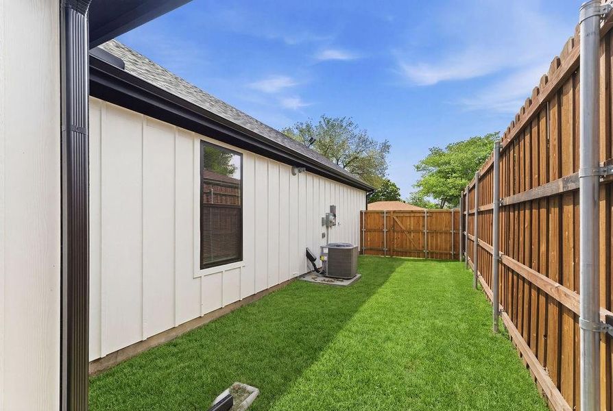 Exterior details and patio area of a home in , Dallas (Image 4).