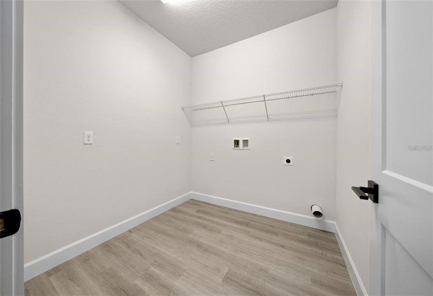Spacious, unfurnished interior of a new home in , Citrus Springs (Image 11).