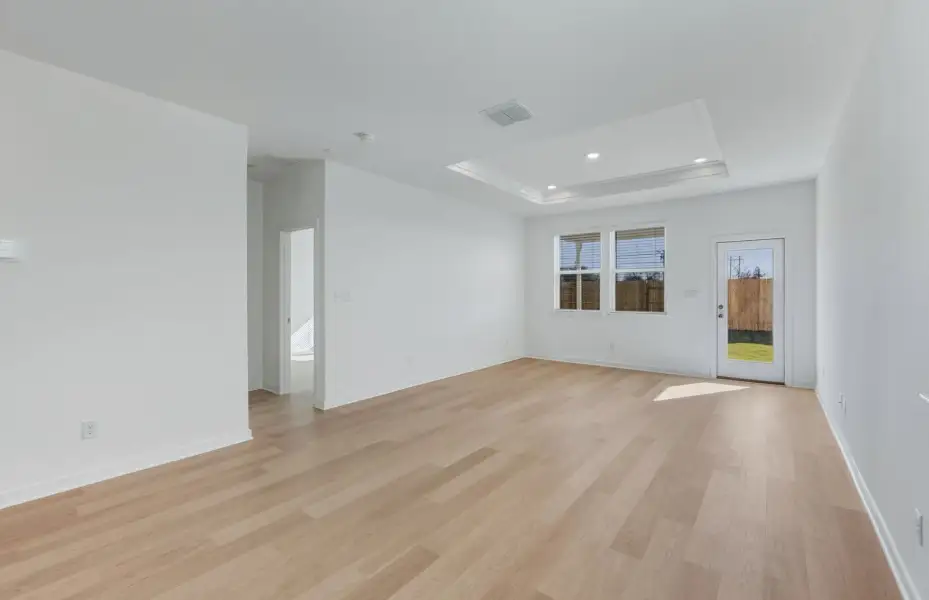 Spacious, unfurnished interior of a new home in Sunfield, Buda (Image 12).