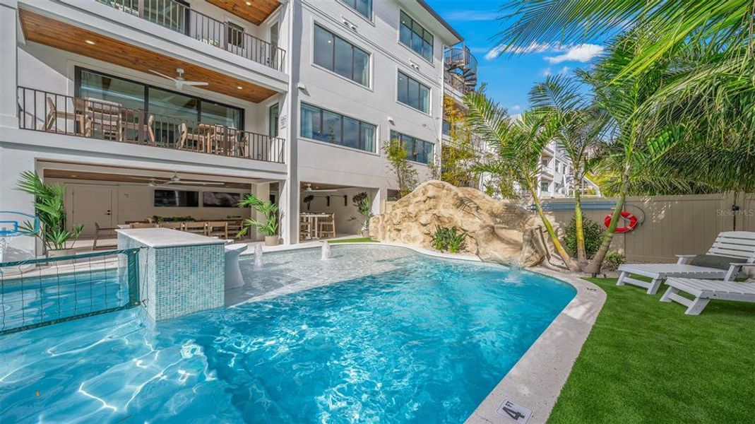 Condo located in Sarasota, FL showcasing its design and architecture (Image 5).