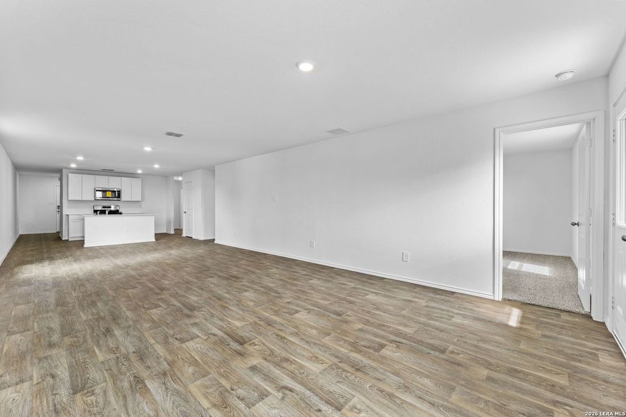 Spacious, unfurnished interior of a new home in Avenida, Converse (Image 12).