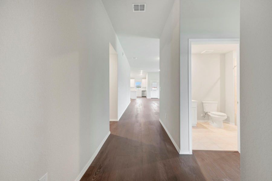 Spacious, unfurnished interior of a new home in Cascades at Onion Creek, Austin (Image 9).