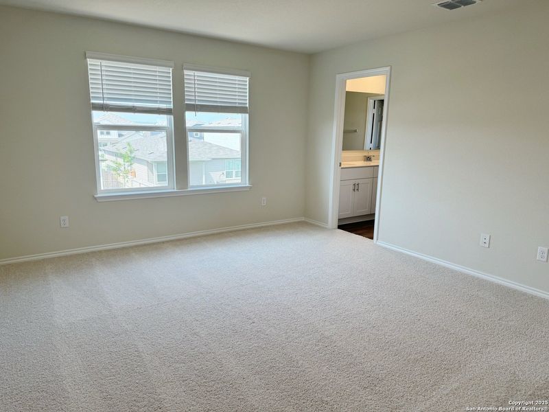 Spacious, unfurnished interior of a new home in Santa Clara, Converse (Image 20). Spacious, unfurnished interior of a new home in Santa Clara, Converse (Image 20).