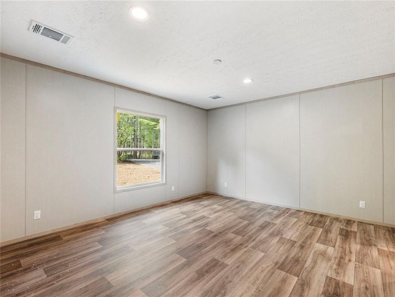 Spacious, unfurnished interior of a new home in , Gainesville (Image 31).