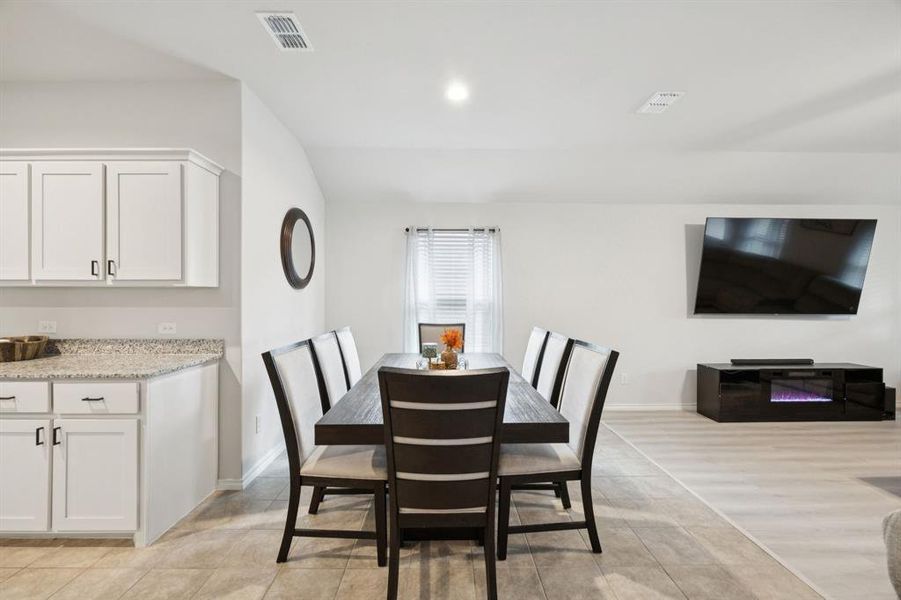Separate dining area, perfect for entertaining