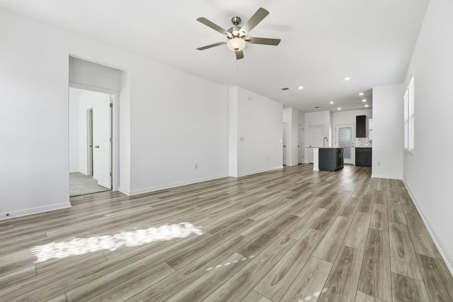 Spacious, unfurnished interior of a new home in Longview, Del Valle (Image 11).