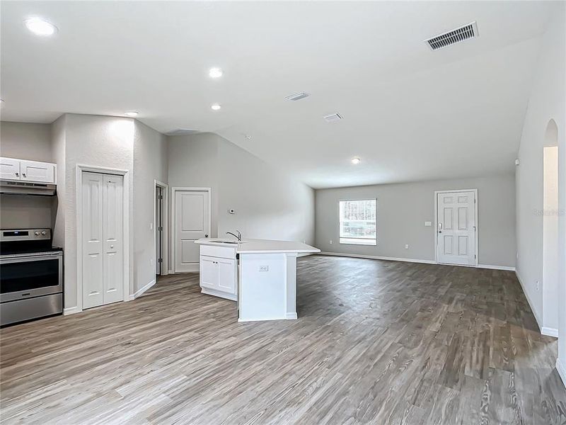Spacious, unfurnished interior of a new home in , Belleview (Image 13).