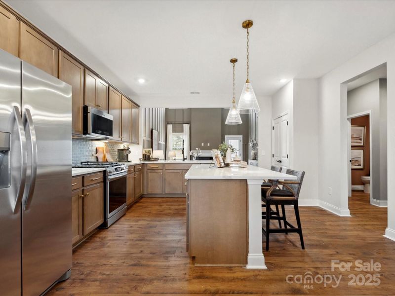 Photo is of Model and for representational purposes only