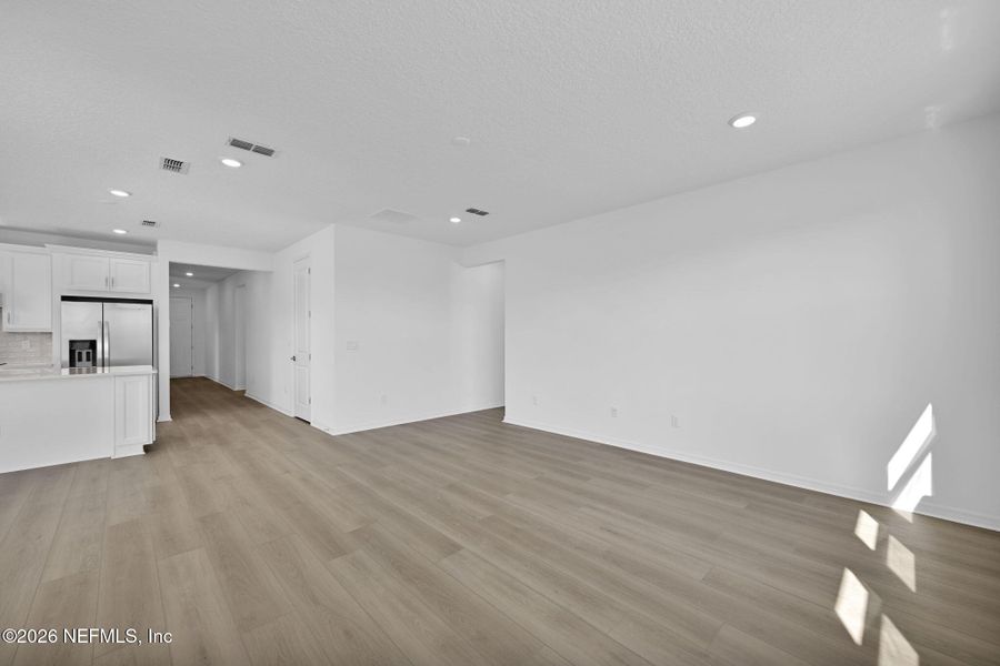 Spacious, unfurnished interior of a new home in Murray Farms, Middleburg (Image 18).