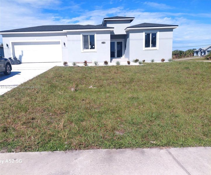 Exterior details and patio area of a home in , Port Charlotte (Image 1).