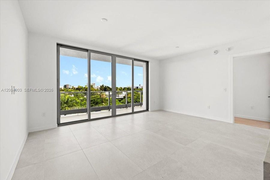 Spacious, unfurnished interior of a new home in , Miami (Image 24).