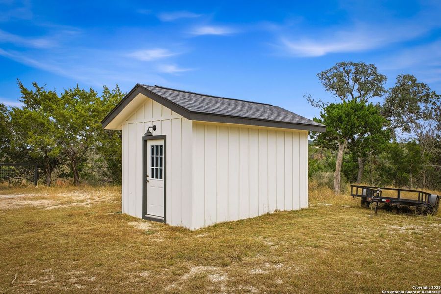 Exterior details and patio area of a home in , Bandera (Image 33).