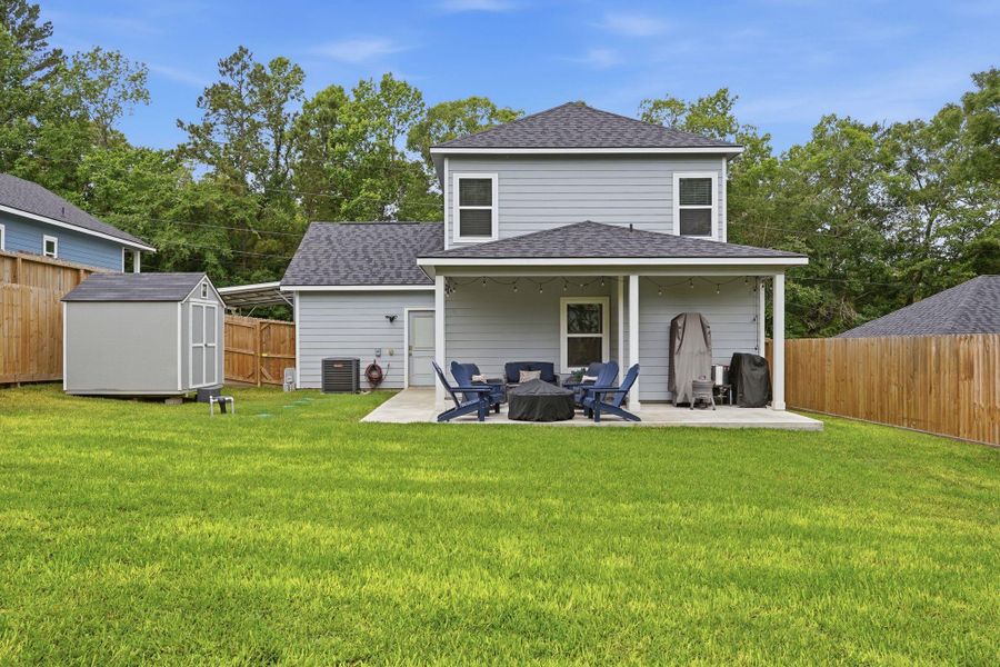 Exterior details and patio area of a home in Arrowhead Lakes, Willis (Image 24).