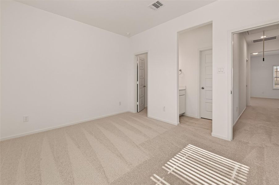 Spacious, unfurnished interior of a new home in Lago Mar, Texas City (Image 35).