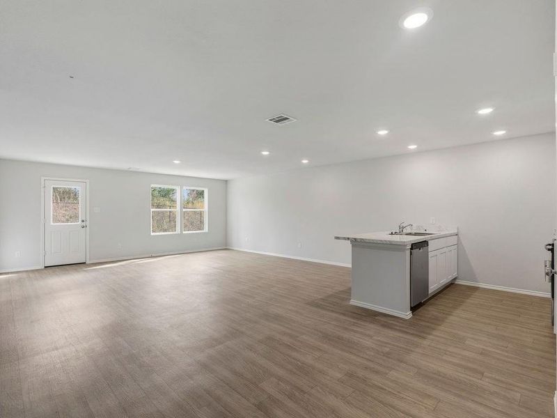 Spacious, unfurnished interior of a new home in Shirey Forest - Branches, Lufkin (Image 14).