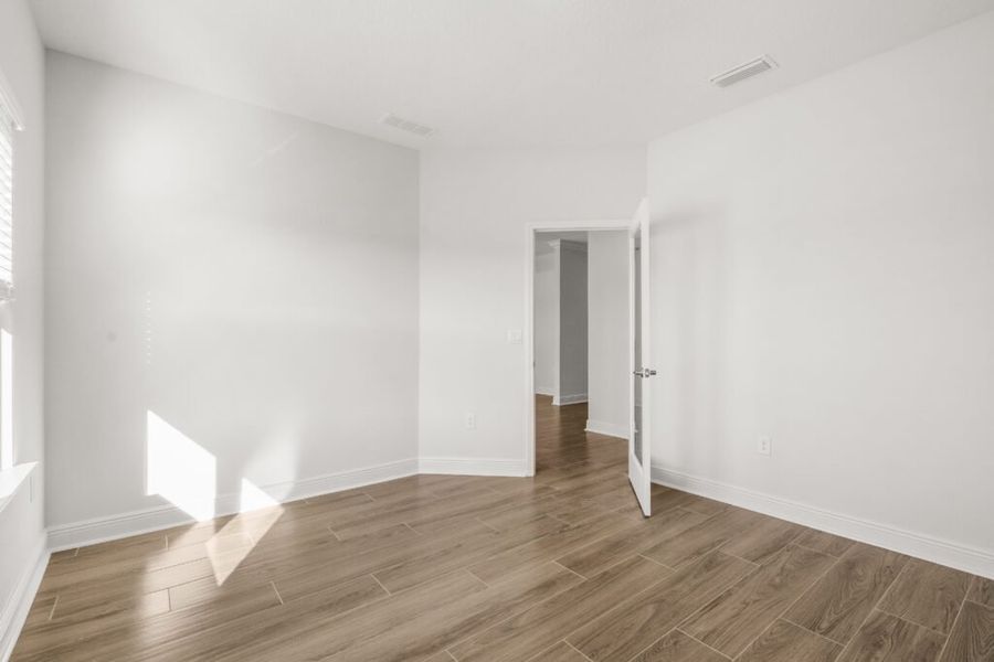 Spacious, unfurnished interior of a new home in Lake Merial, Panama City (Image 26).